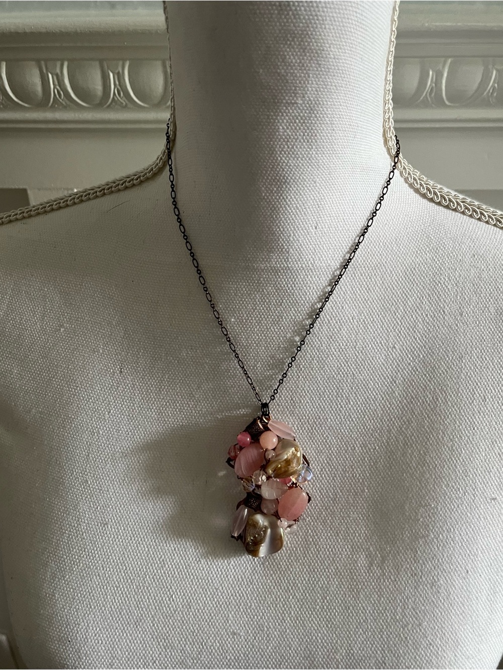 Hand Crafted Vintage Y2K Pink and Cream copper Wire Cluster Pendant Necklace